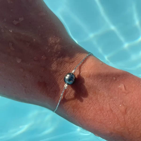 Bracelet Vaiana argenté porté sur l'eau