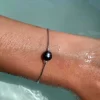 Bracelet sur poignet dans l'eau