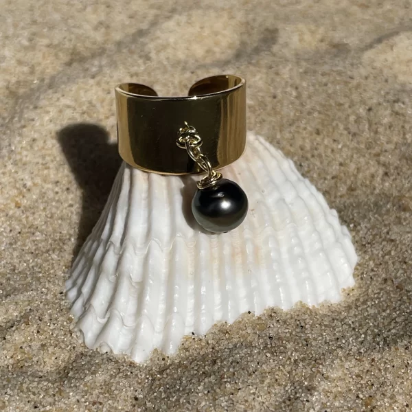 Bague perle de Tahiti sur coquillage avec sable