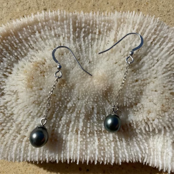 Boucles d’oreilles Mahana sur corail dans la mer