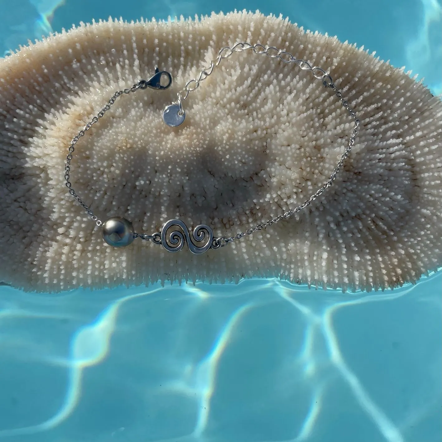 Bracelet Tiare argenté sur poignet réglable