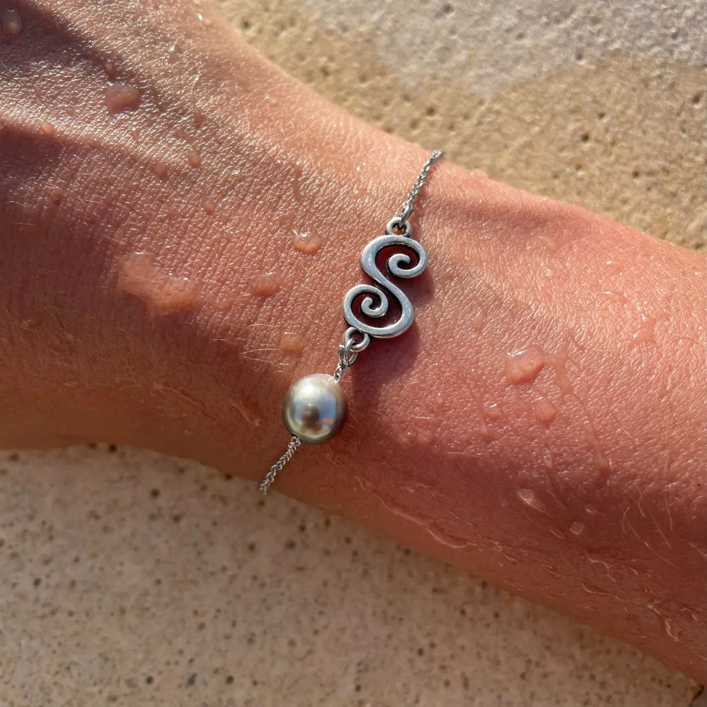 Bracelet Tiare argenté sur poignet