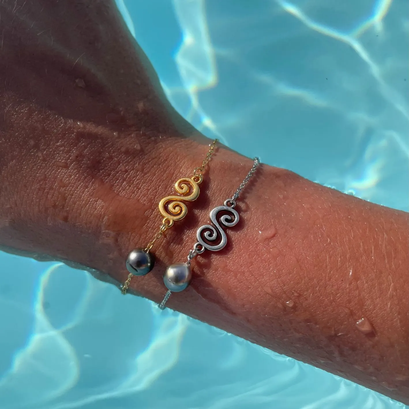 Bracelet Tiare doré et argenté sur poignet