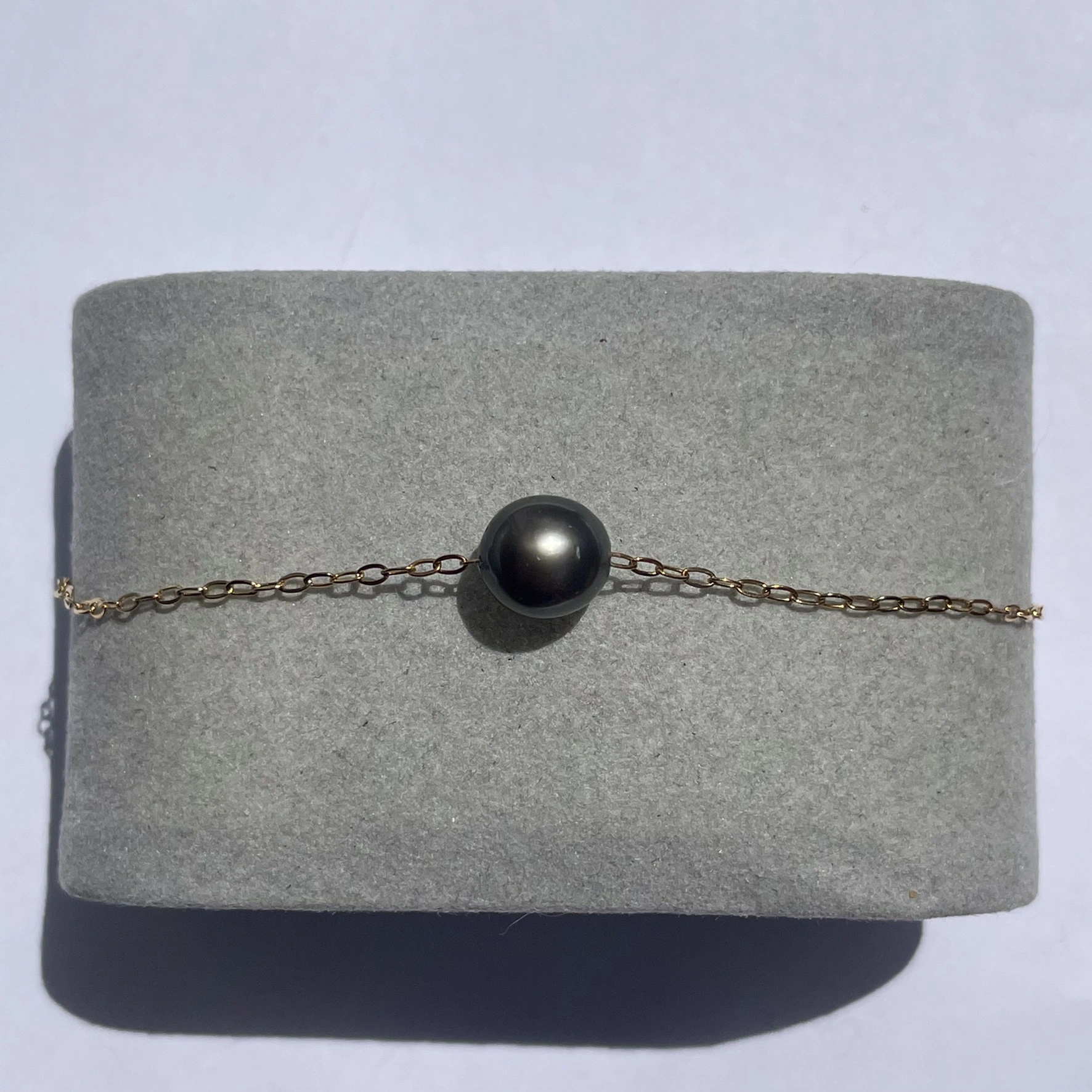 Bracelet avec chaîne fine sur écrin