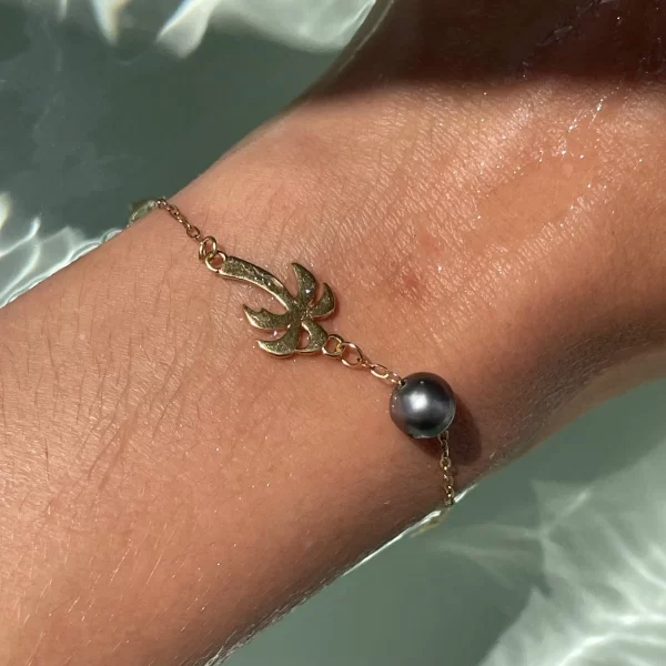Bracelet perle de Tahiti avec cocotier dorée dans l'eau