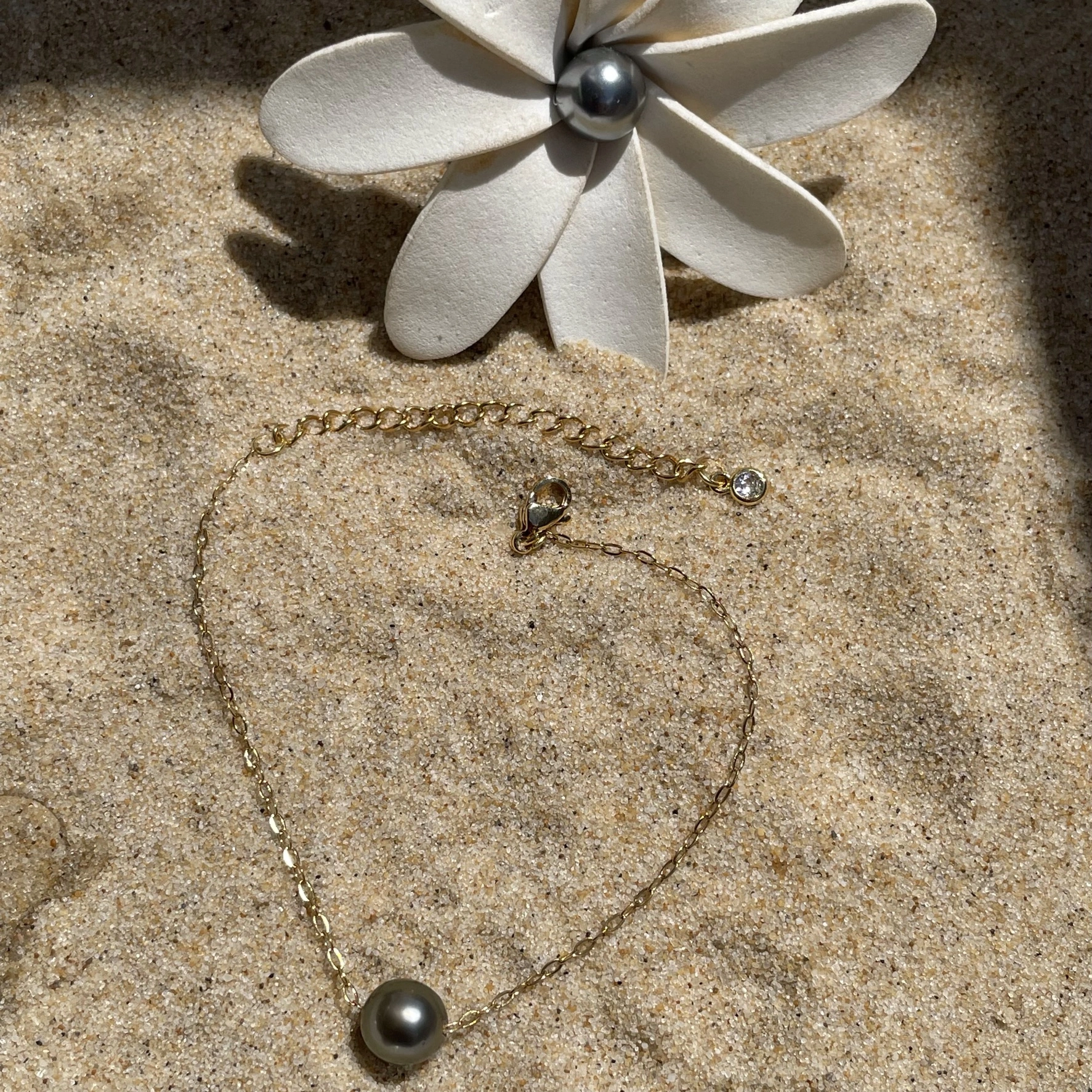 Bracelet chaine fine en or avec perle de Tahiti sur sable