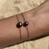 Deux bracelet perles de Tahiti sur sable
