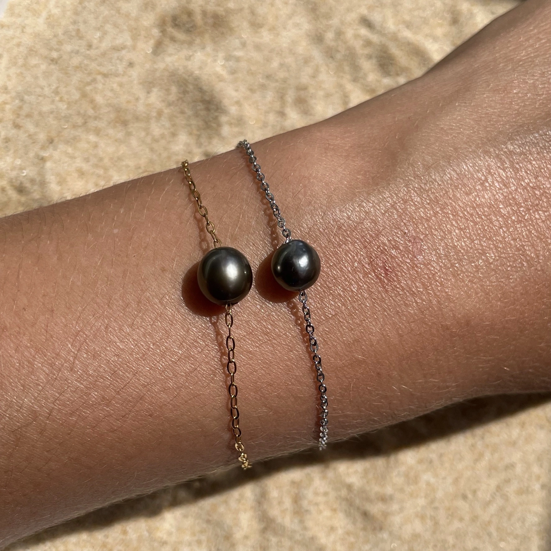 Deux bracelet perles de Tahiti sur sable