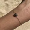 Bracelet fait à la main avec une perle de Tahiti et des maillons fins