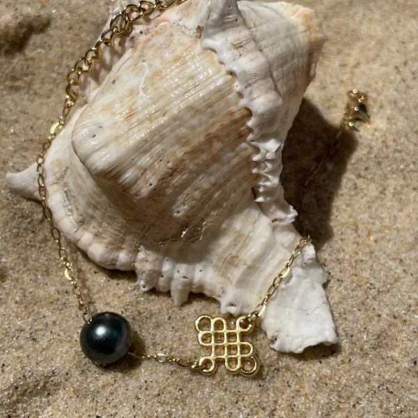 Bracelet dorée sur coquillage avec Perle de Tahiti