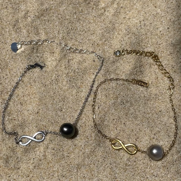 Bracelet infinity argenté et doré sur sable