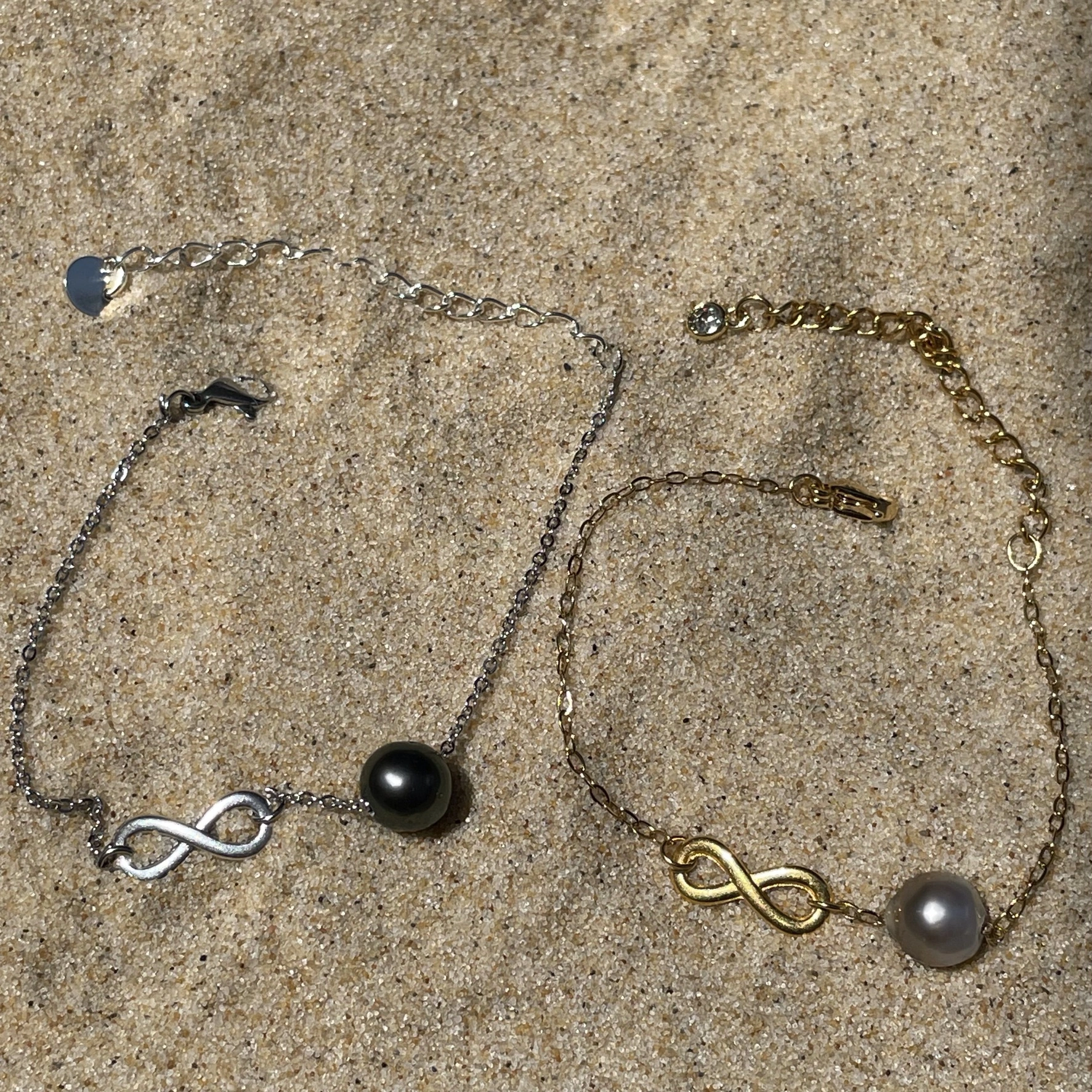 Bracelet infinity argenté et doré Bracelet infinity argenté et doré sur sable