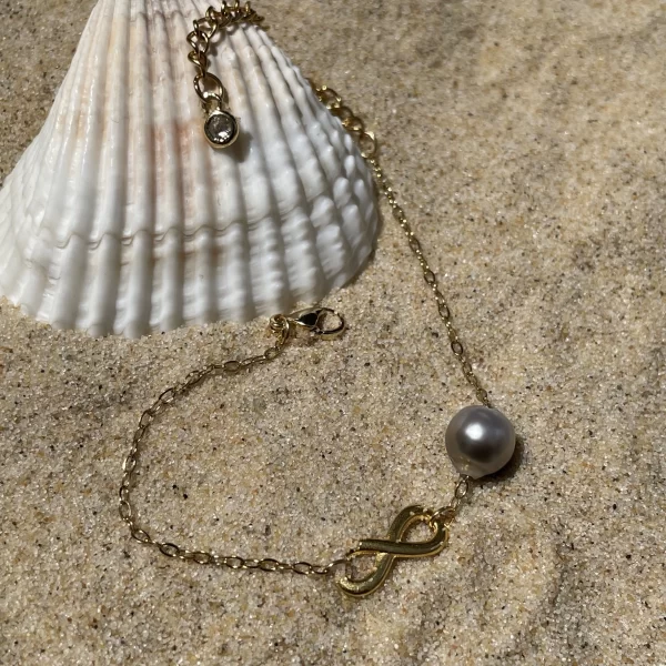 Bracelet infinity doré sur sable