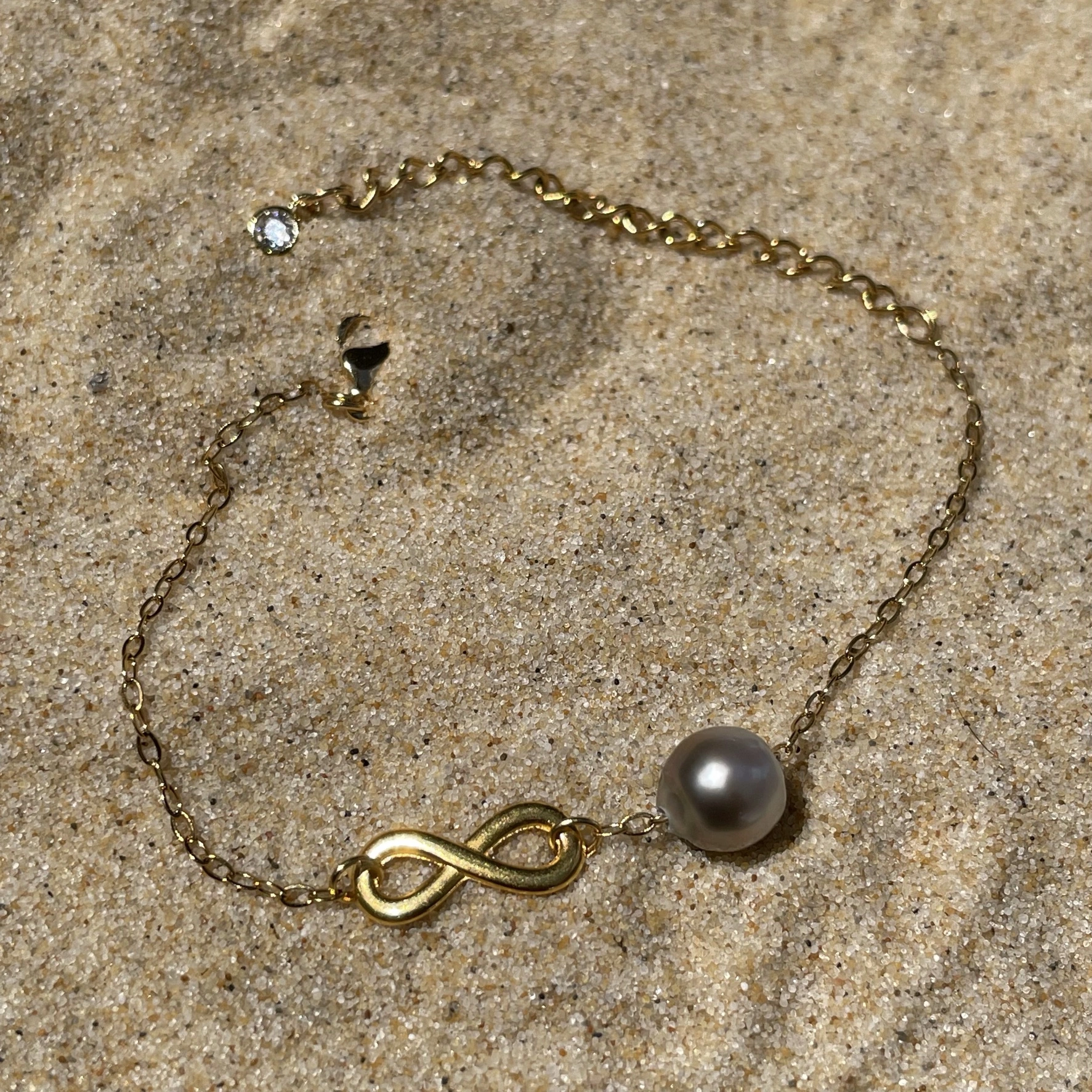 Bracelet infinity doré sur sable fin Bracelet infinity doré sur sable fin