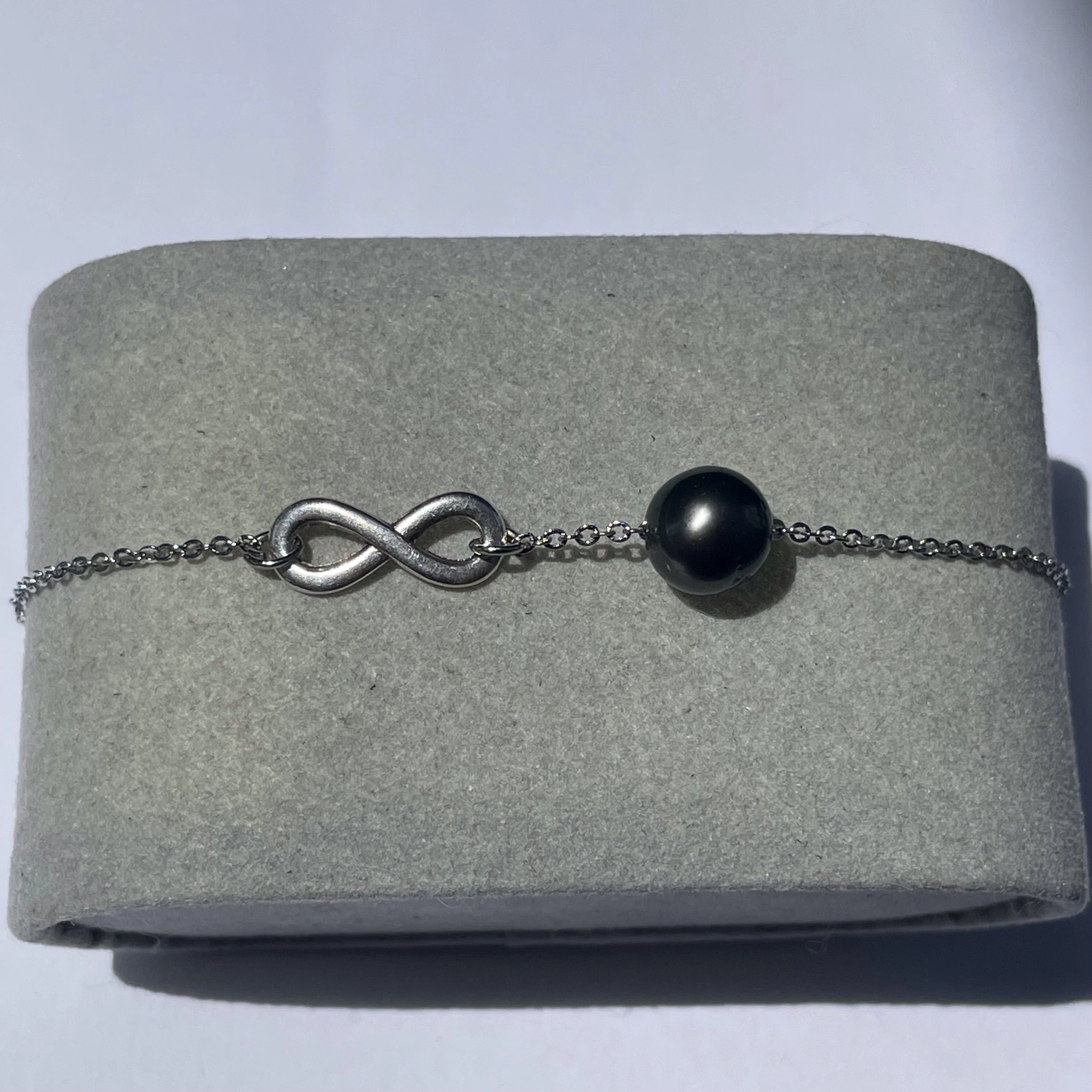 Bracelet infinity sur écrin Bracelet infinity sur écrin