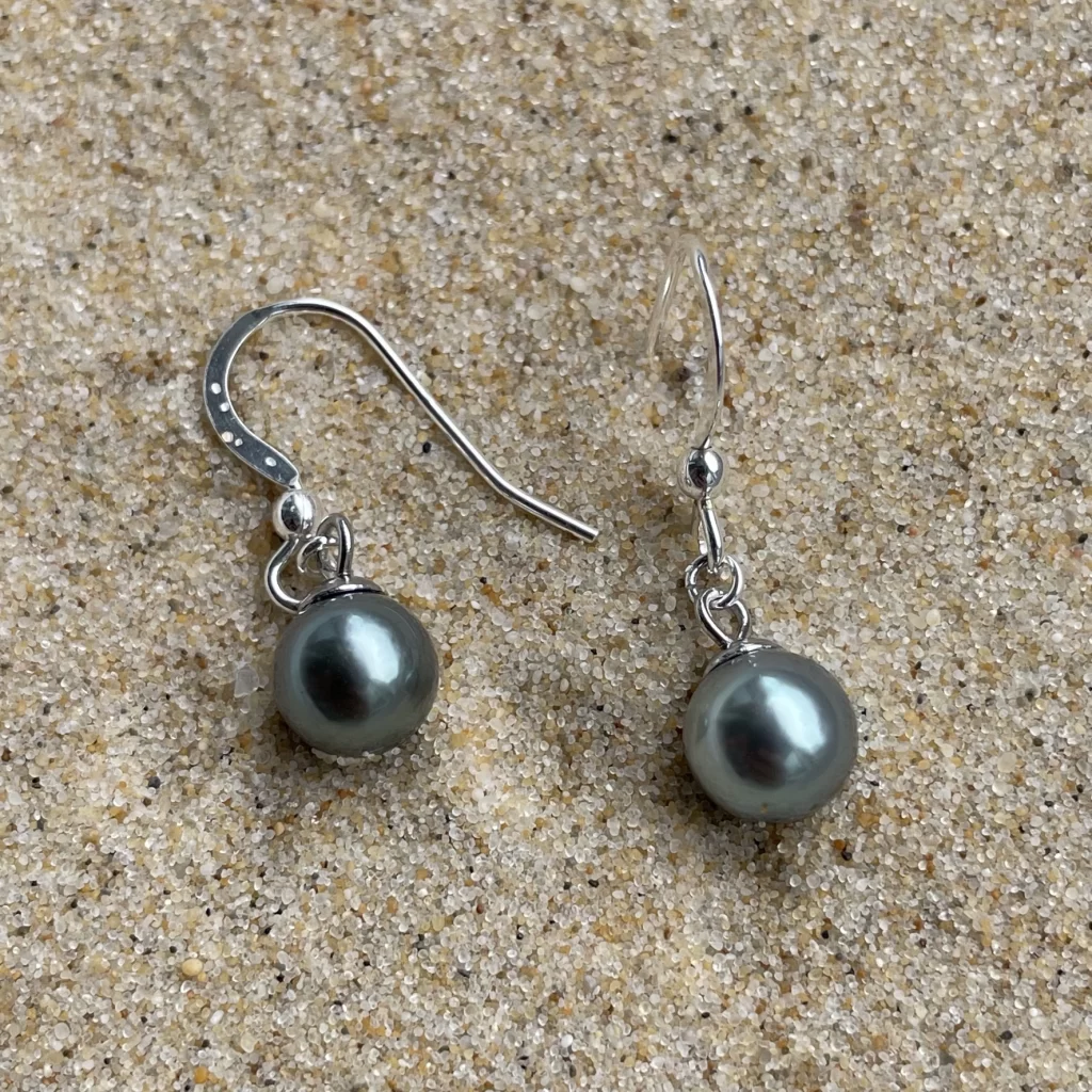 Boucles d'oreilles en acier inoxydable argenté et perles de Tahiti, design fait main