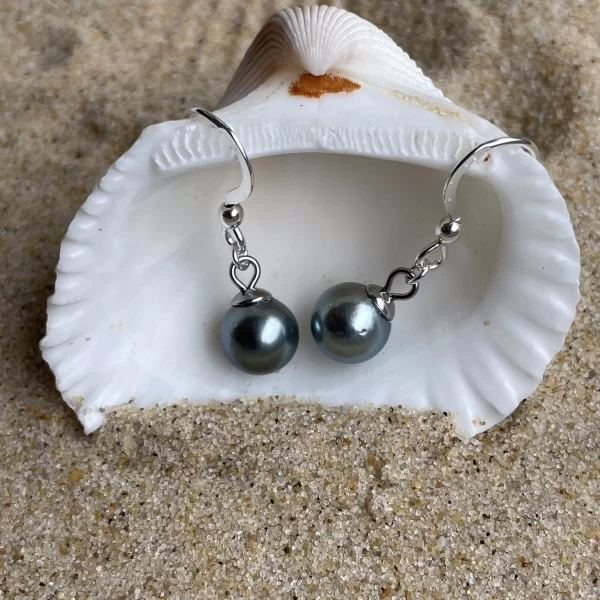 Détails raffinés des boucles d'oreilles en acier inoxydable argenté avec perles de Tahiti