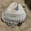Bracelet argenté spirale et perle de Tahiti sur coquillage