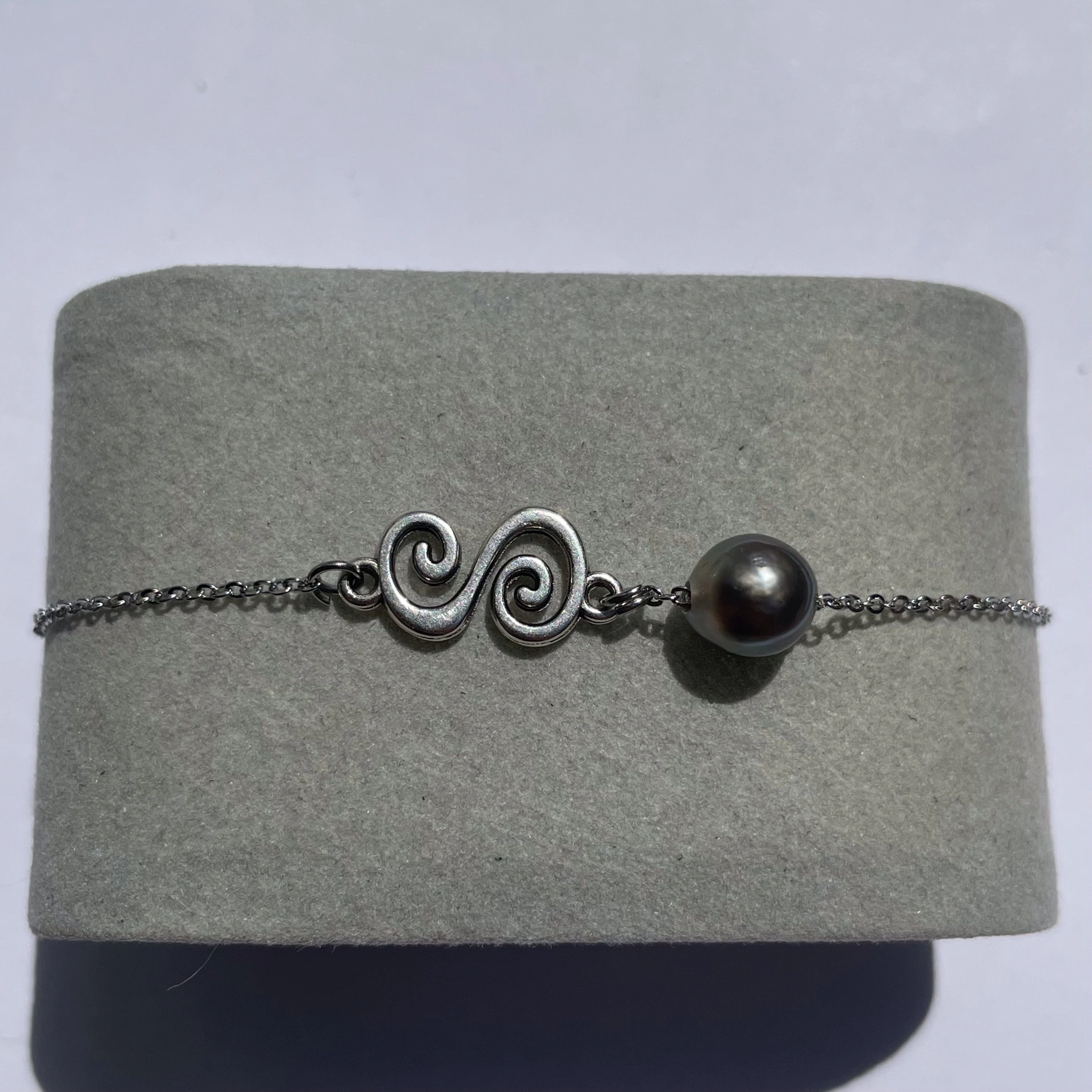 Bracelet spirale sur son écrin