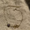 Bracelet doré spirale et perle de Tahiti sur sable