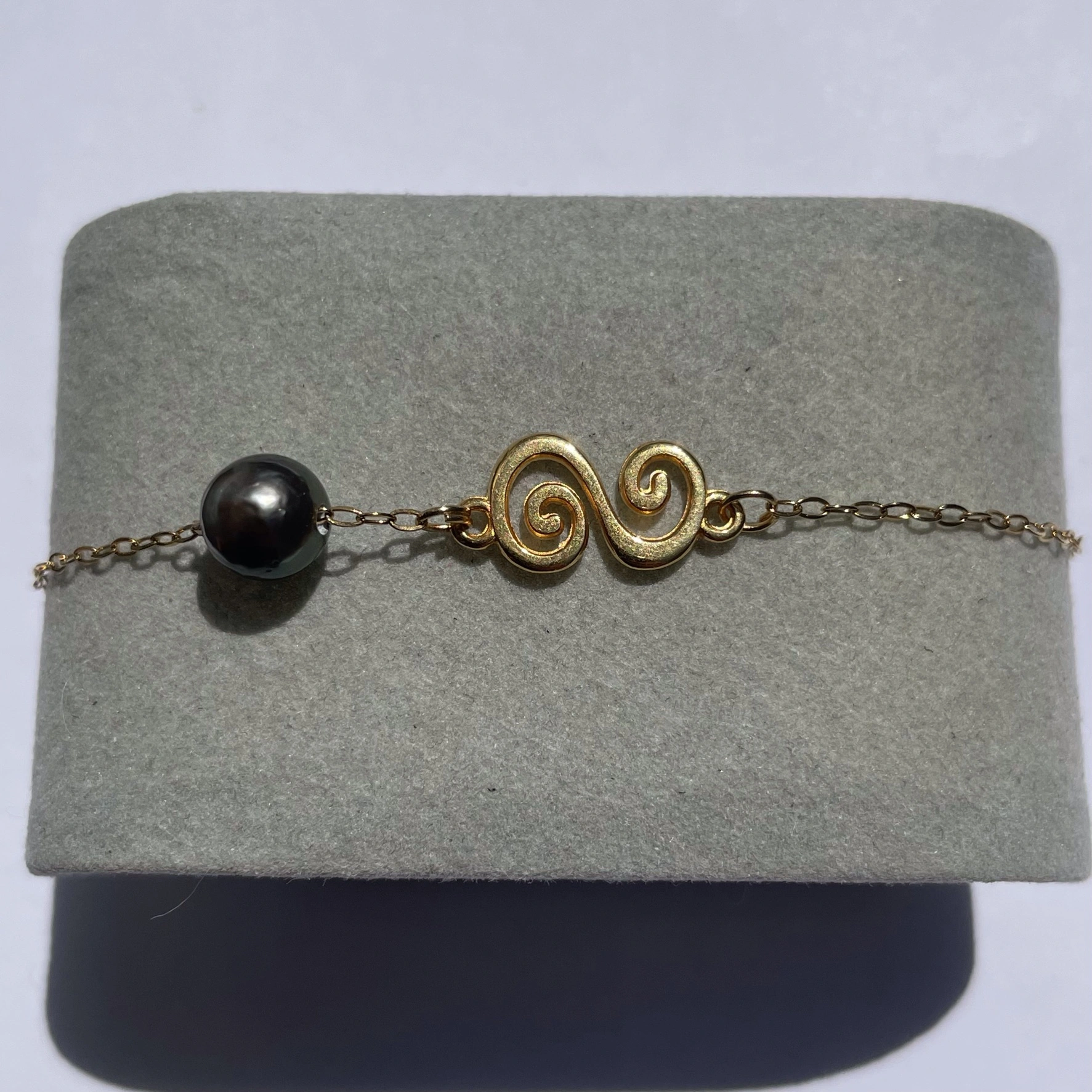 Bracelet doré spirale et perle de Tahiti