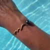Bracelet Tai doré porté dans l'eau