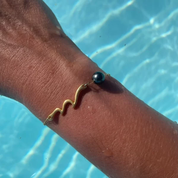 Bracelet Tai doré porté dans l'eau