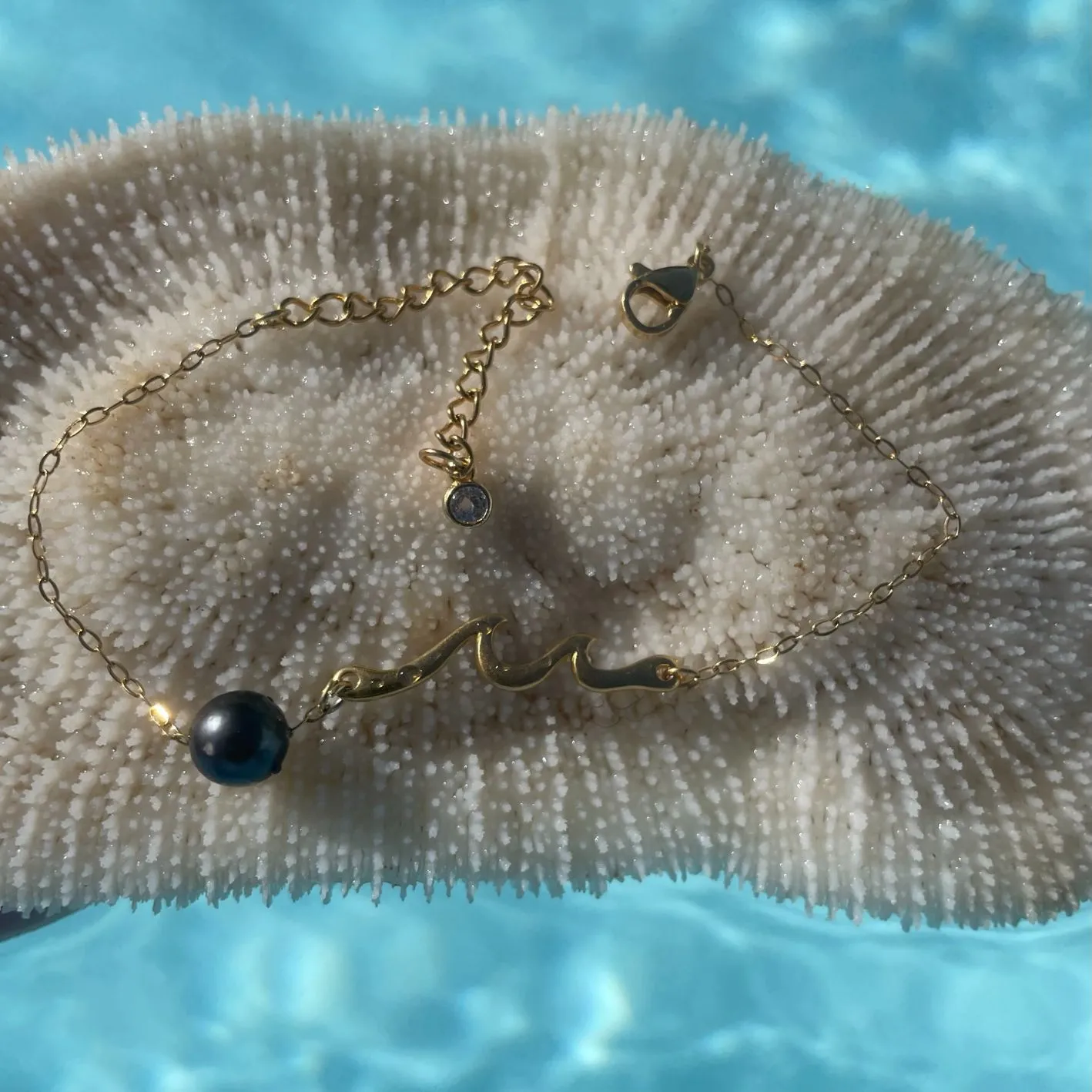 Bracelet Tai doré et reglable Bracelet Tai doré sur corail