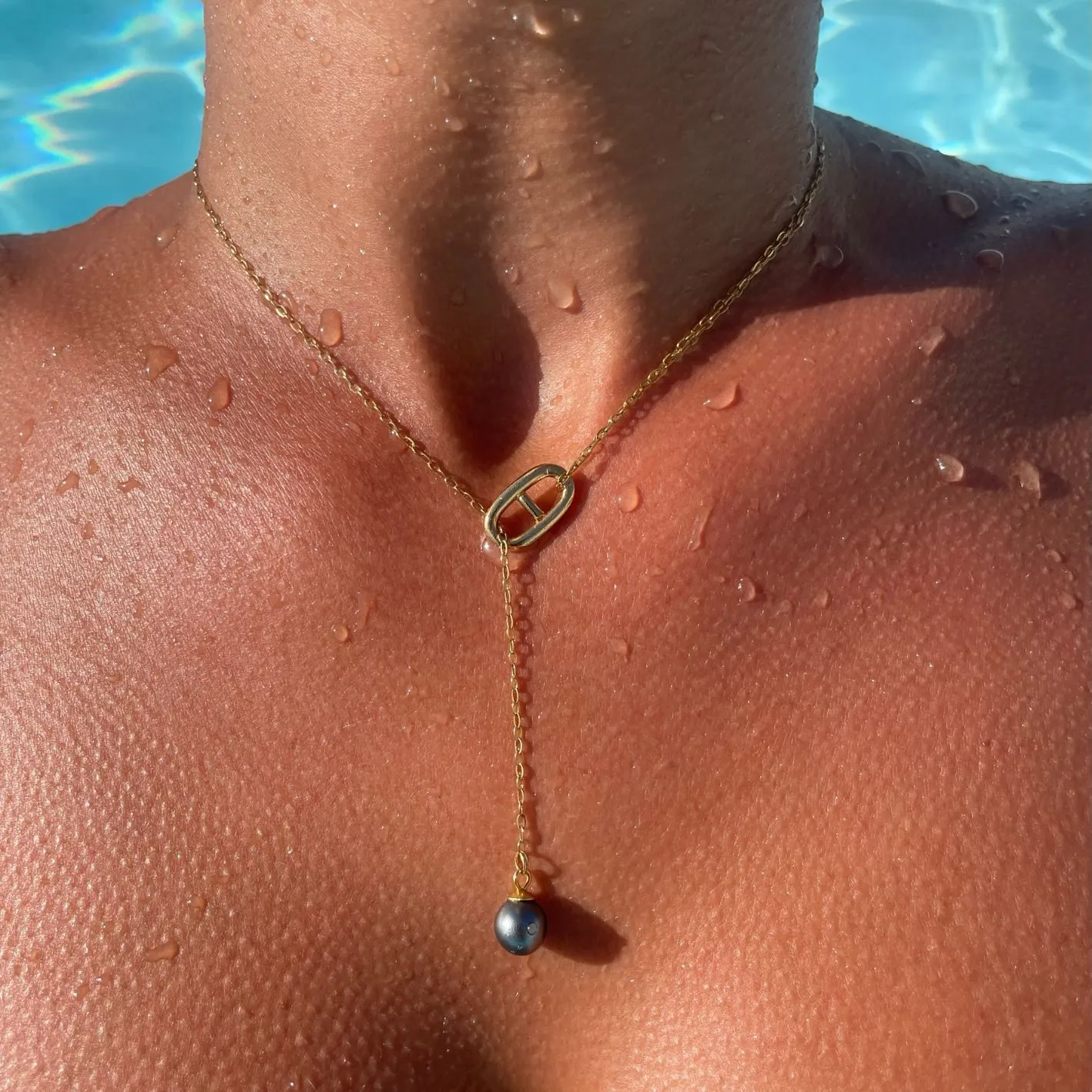 Collier Moeata doré porté dans l'eau Collier Moeata doré fait avec de vrai perle de tahiti
