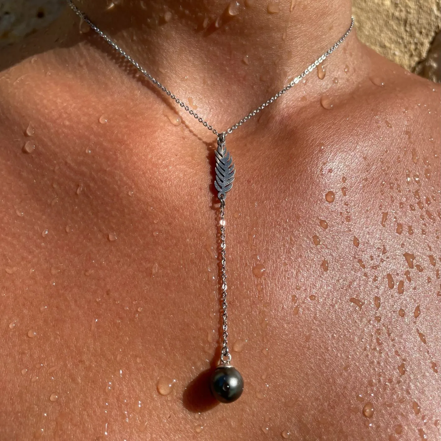 Collier Vanina avec perle de Tahiti Collier Vanina sur peau bronzé