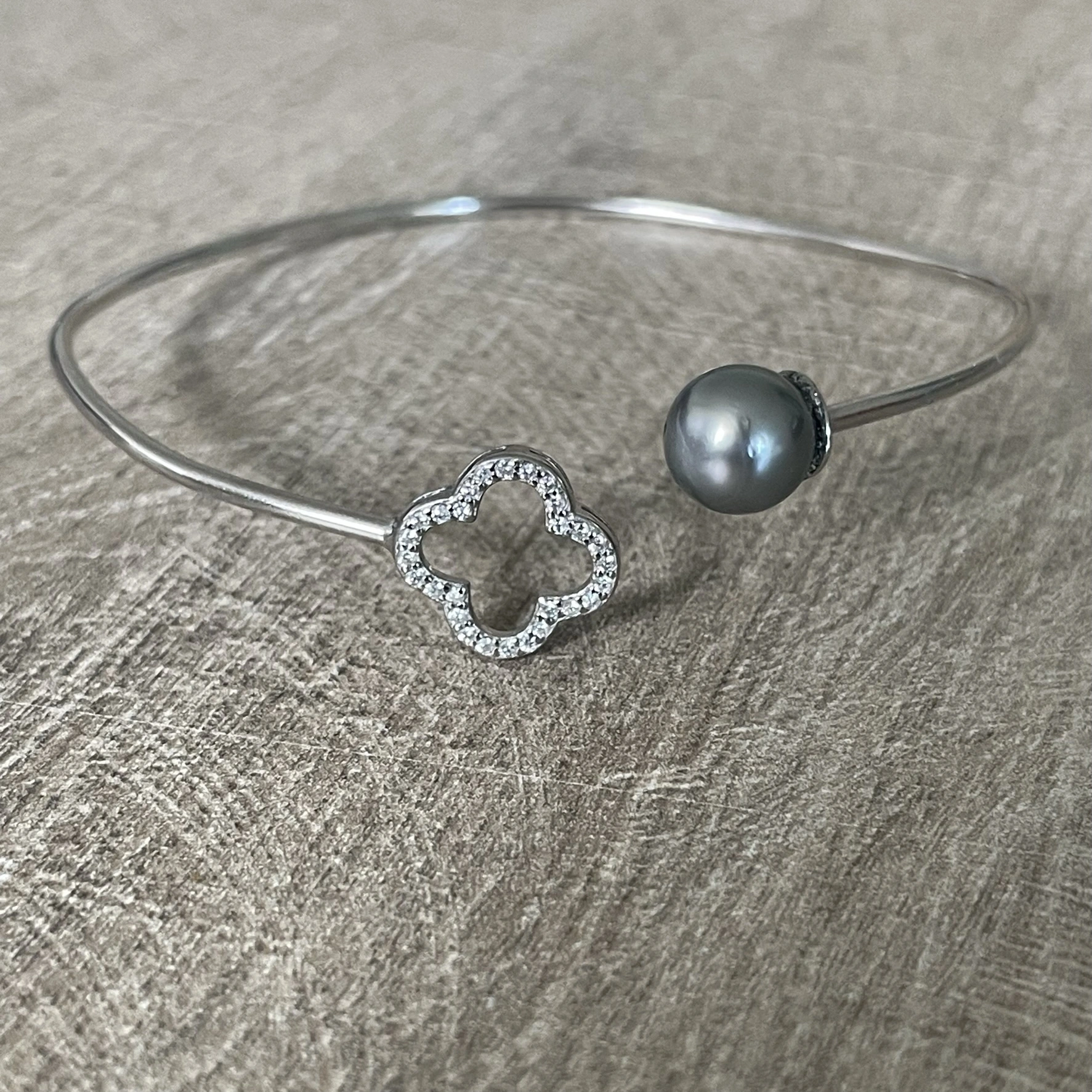 Jonc avec perle de Tahiti Jonc trèfle avec perle de Tahiti