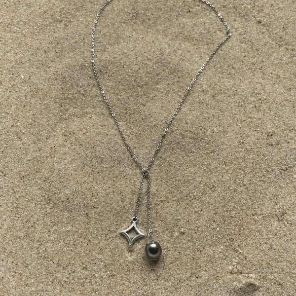 collier étoile perle de Tahiti sur sable