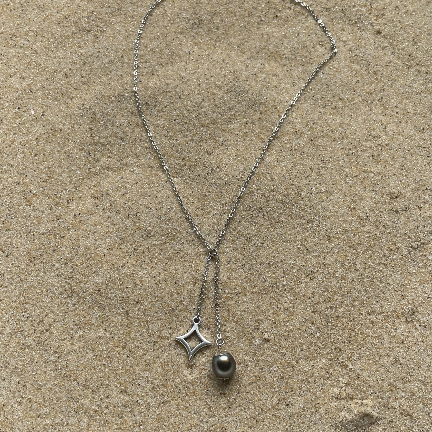 collier étoile perle de tahiti sur sable collier étoile perle de Tahiti sur sable
