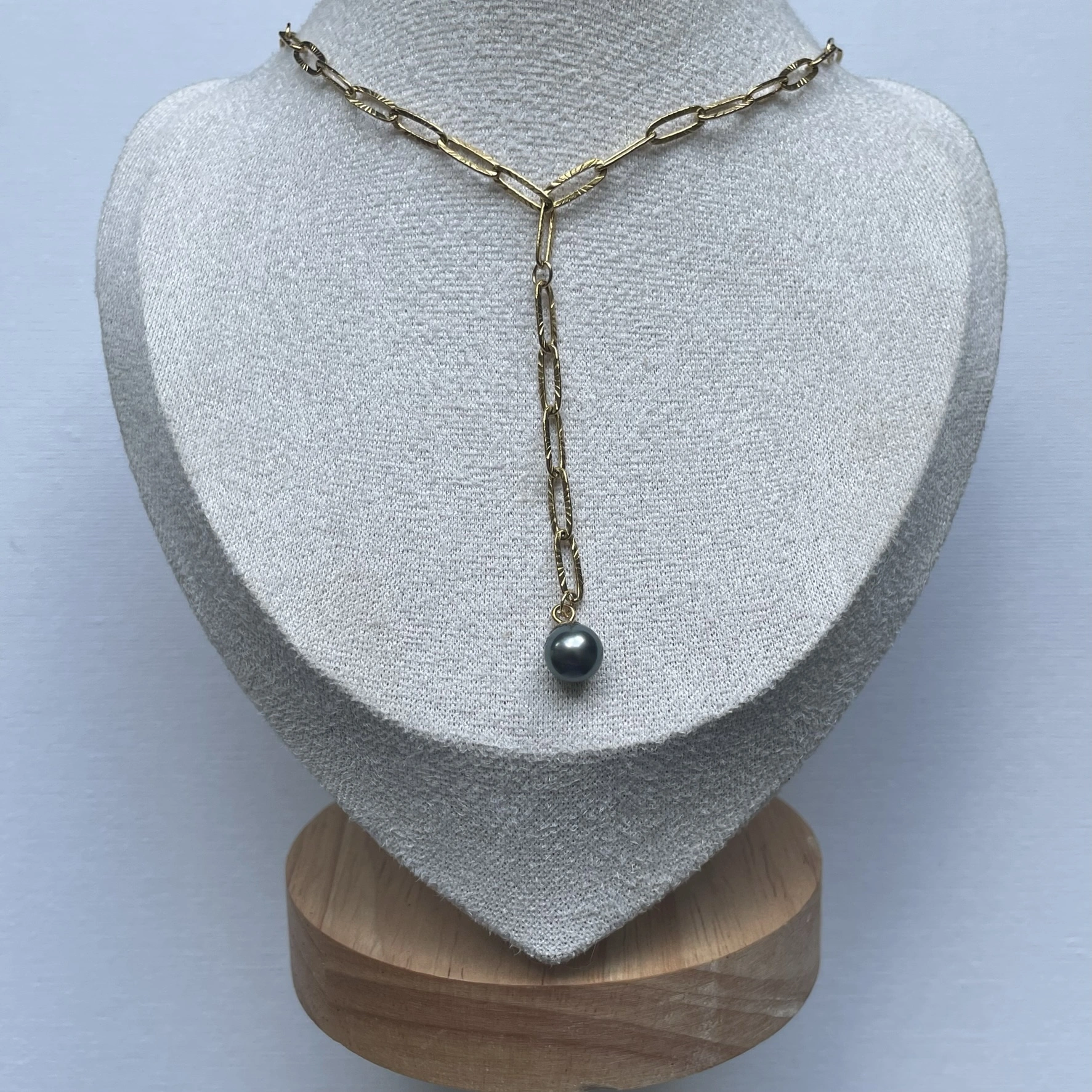 collier maillon sur présentoir collier maillon sur présentoir