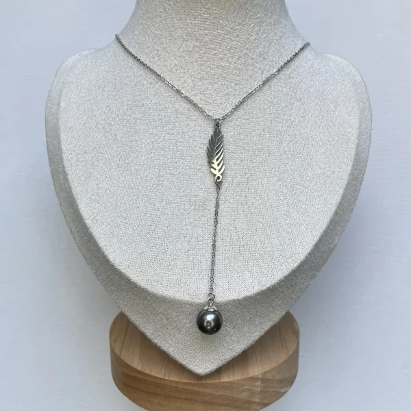 collier argenté avec plume et perle