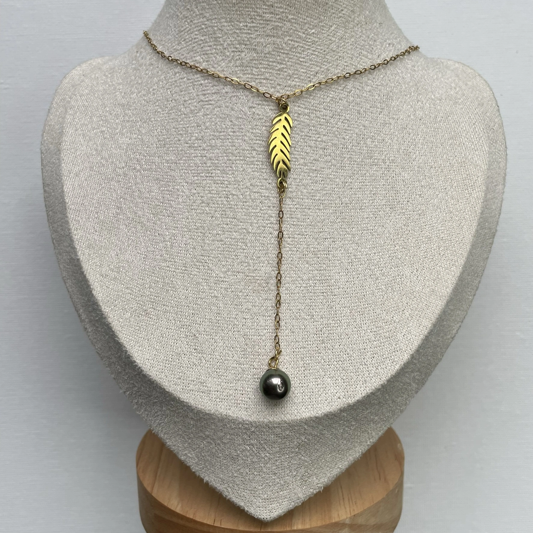 collier plus sur presentoir collier plume doré