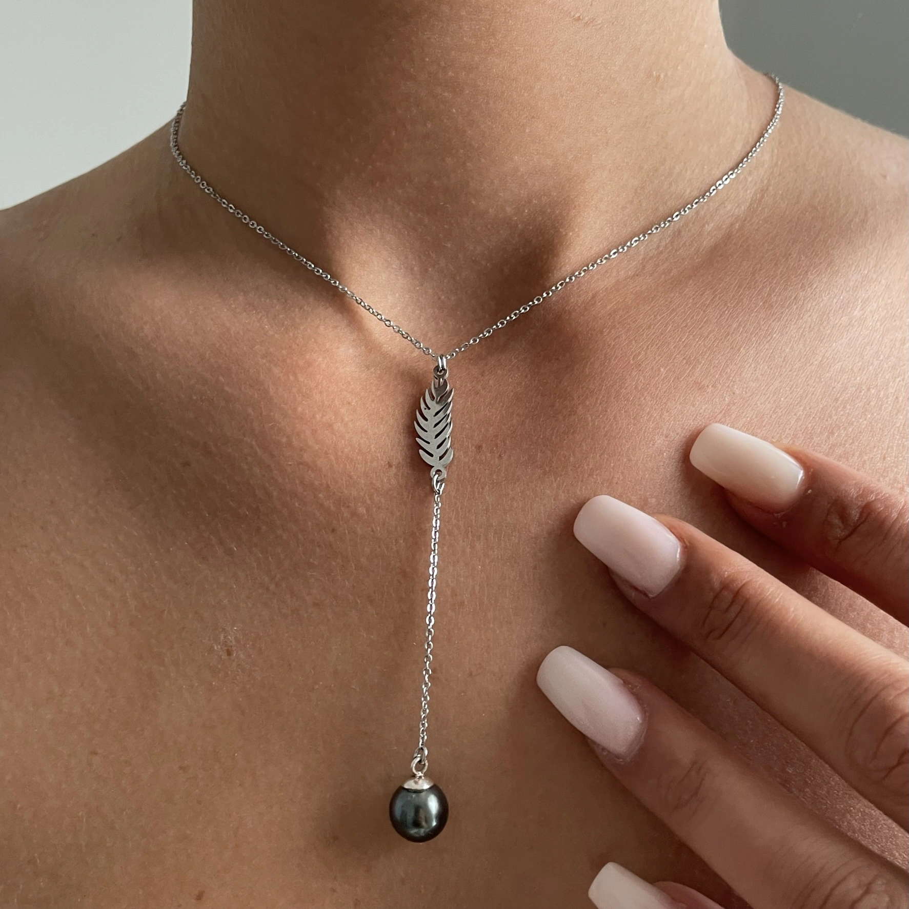 collier porté perle de tahiti collier plume argenté