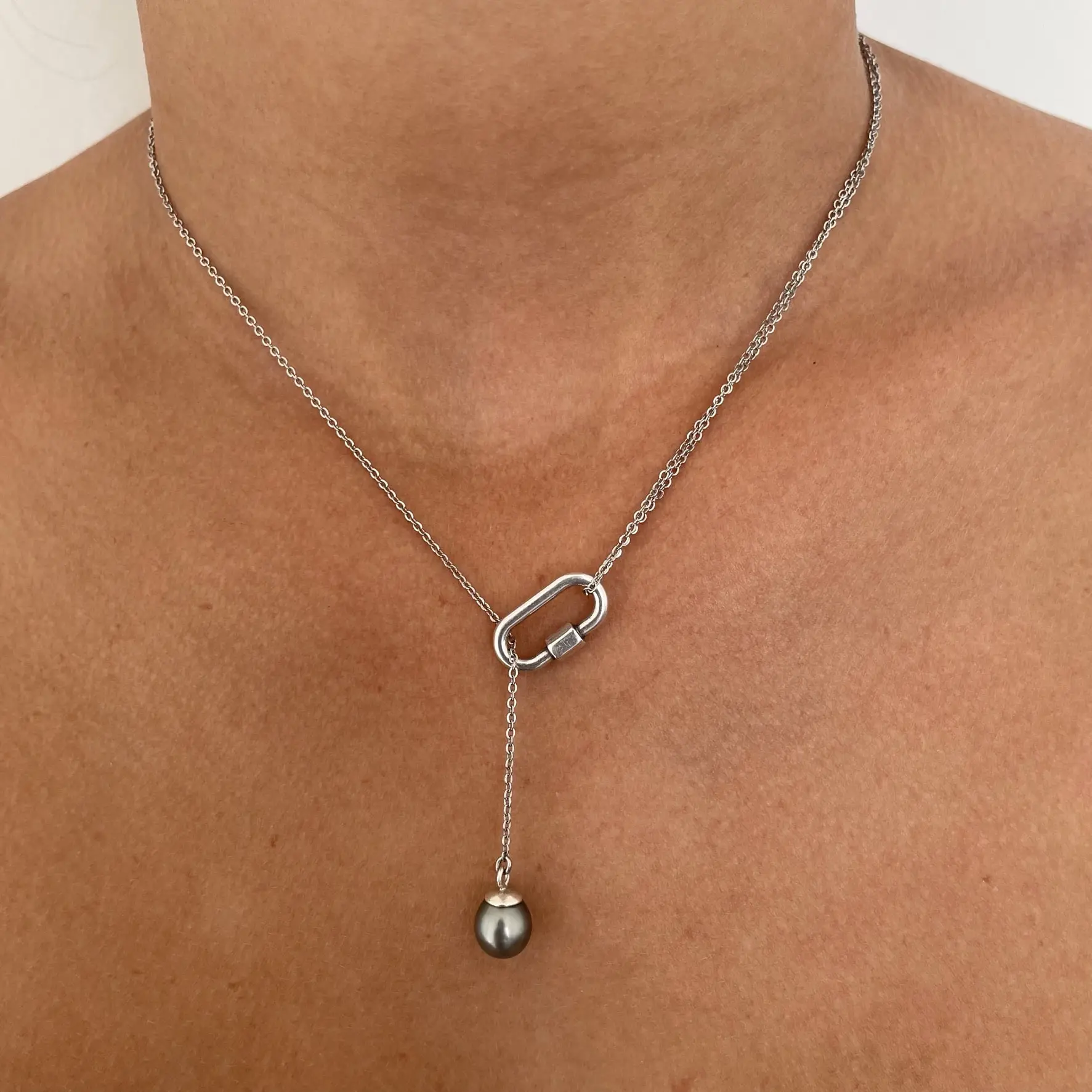 collier-sur-le-cou-en-argent collier véritable en acier