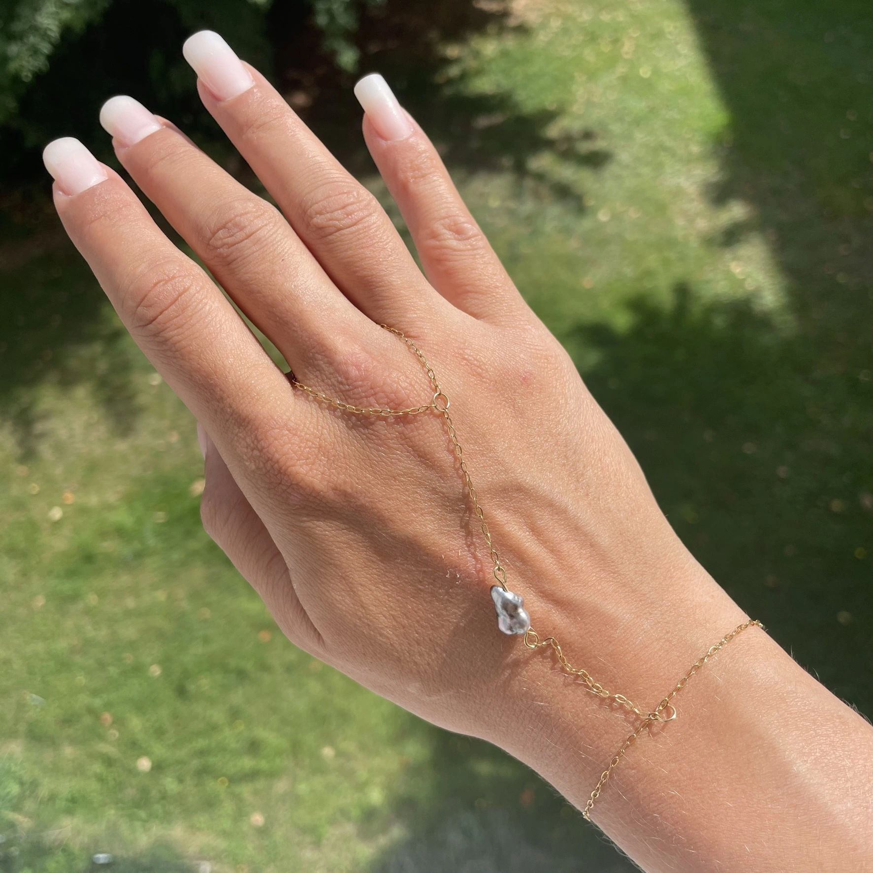 Chaine de main kesihi argenté au soleil