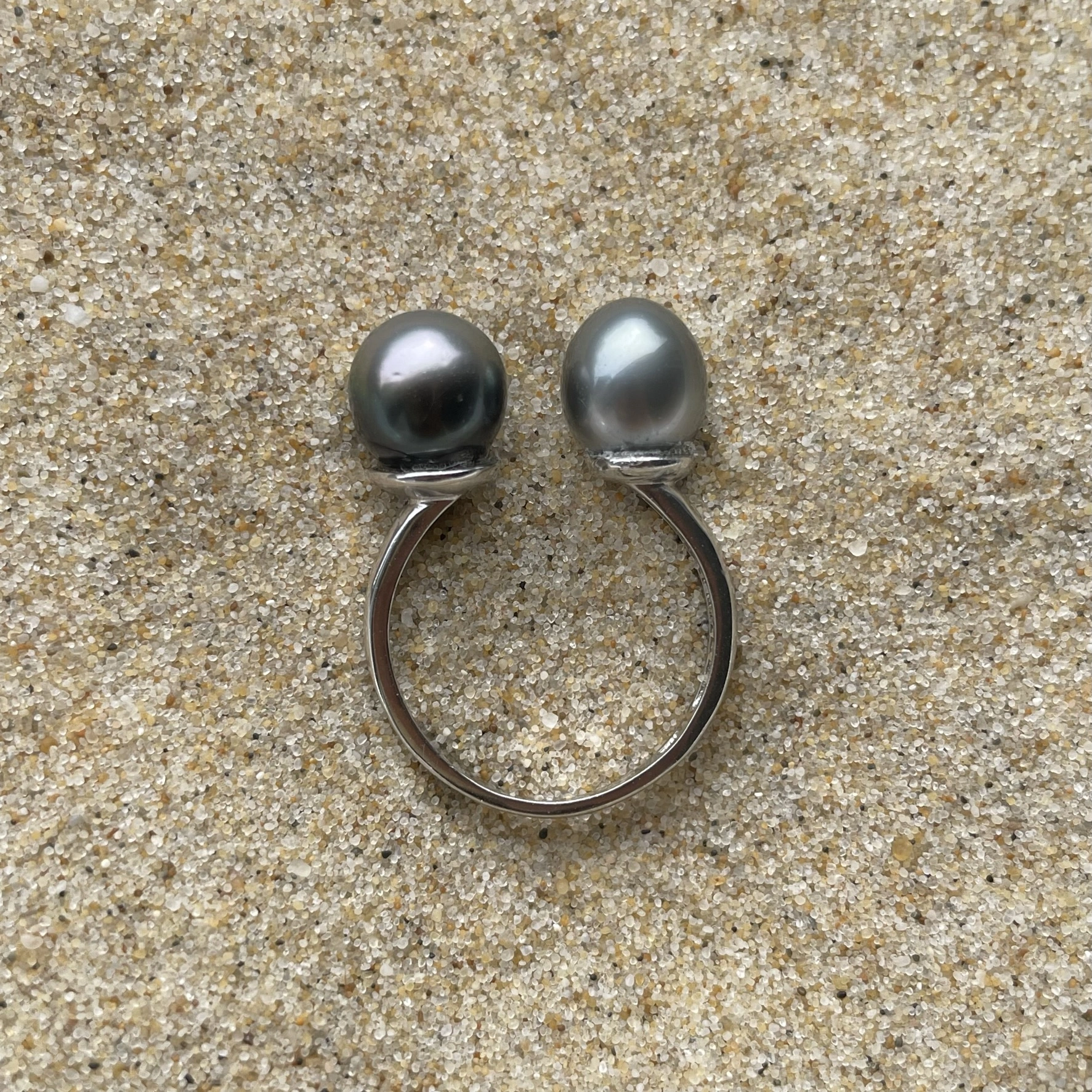 bague perle de Tahiti sur sable