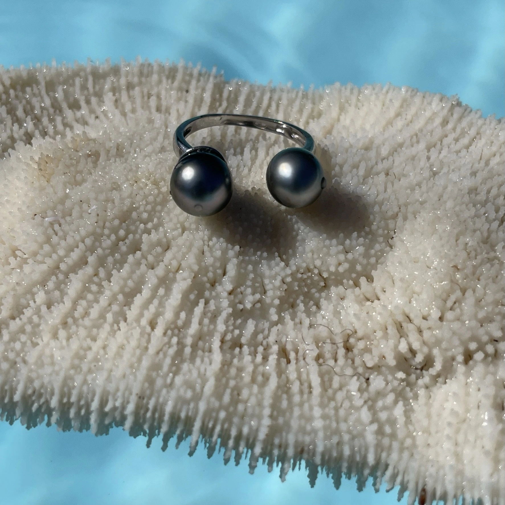 bague deux perles de tahiti posé sur coquillage