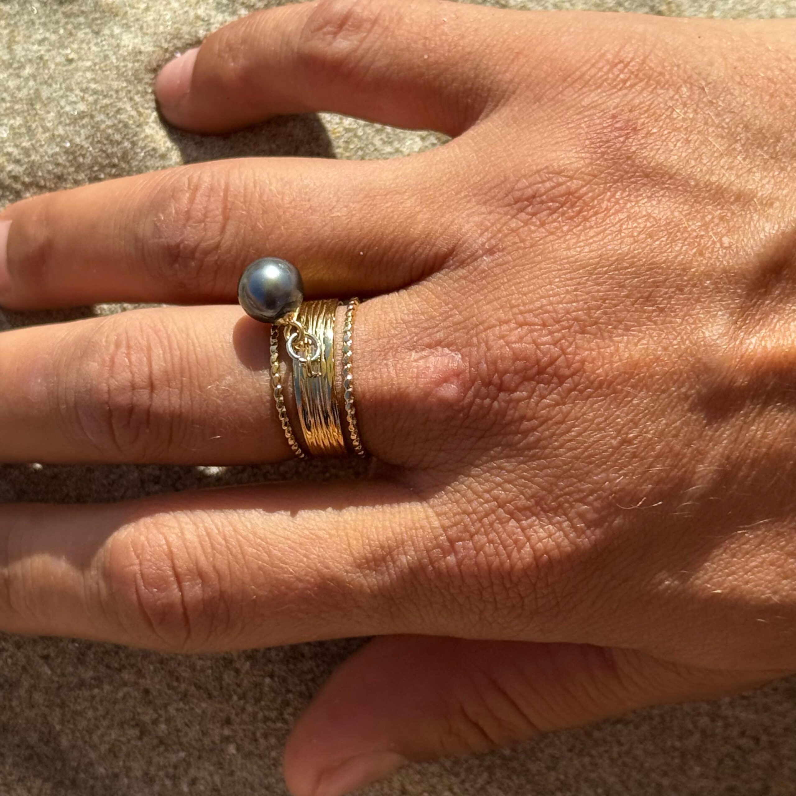 Bague Fetia dore perle de tahiti sur sable