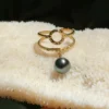 Bague Soleia réglable en acier inoxydable doré avec sa perle de tahiti
