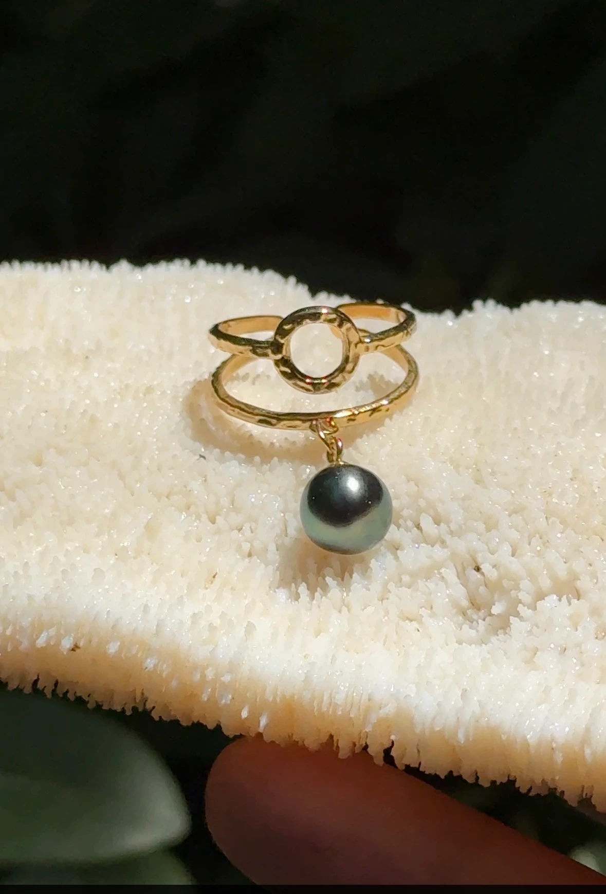 Bague Soleia réglable en acier inoxydable doré avec sa perle de tahiti
