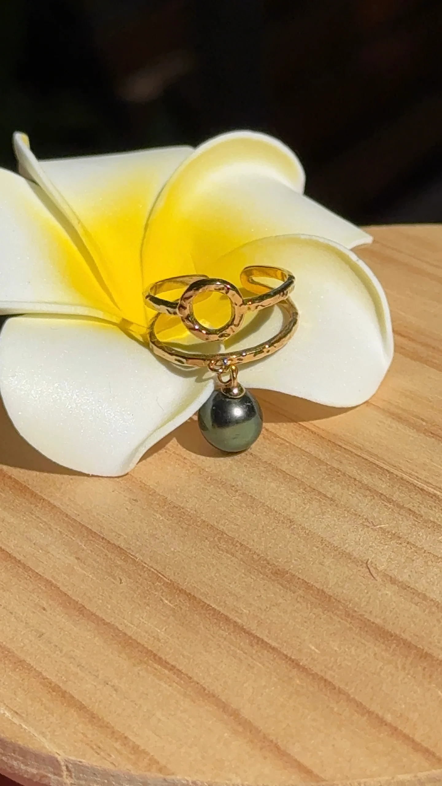 Bague soleia doré en acier inox doré avec sa perle de tahiti