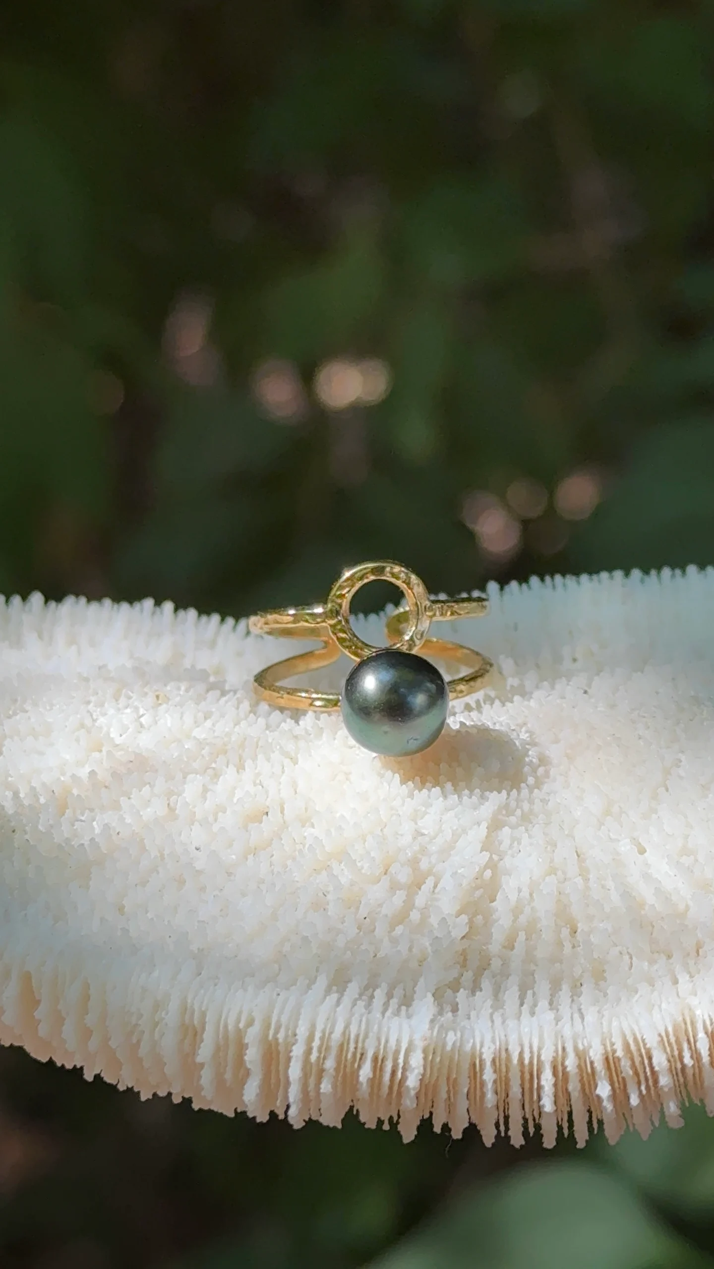 Bague soleia doré en acier inox doré et sa perle de tahiti réglable