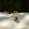 Bague soleia doré en acier inoxydable doré réglable et sa perle de tahiti