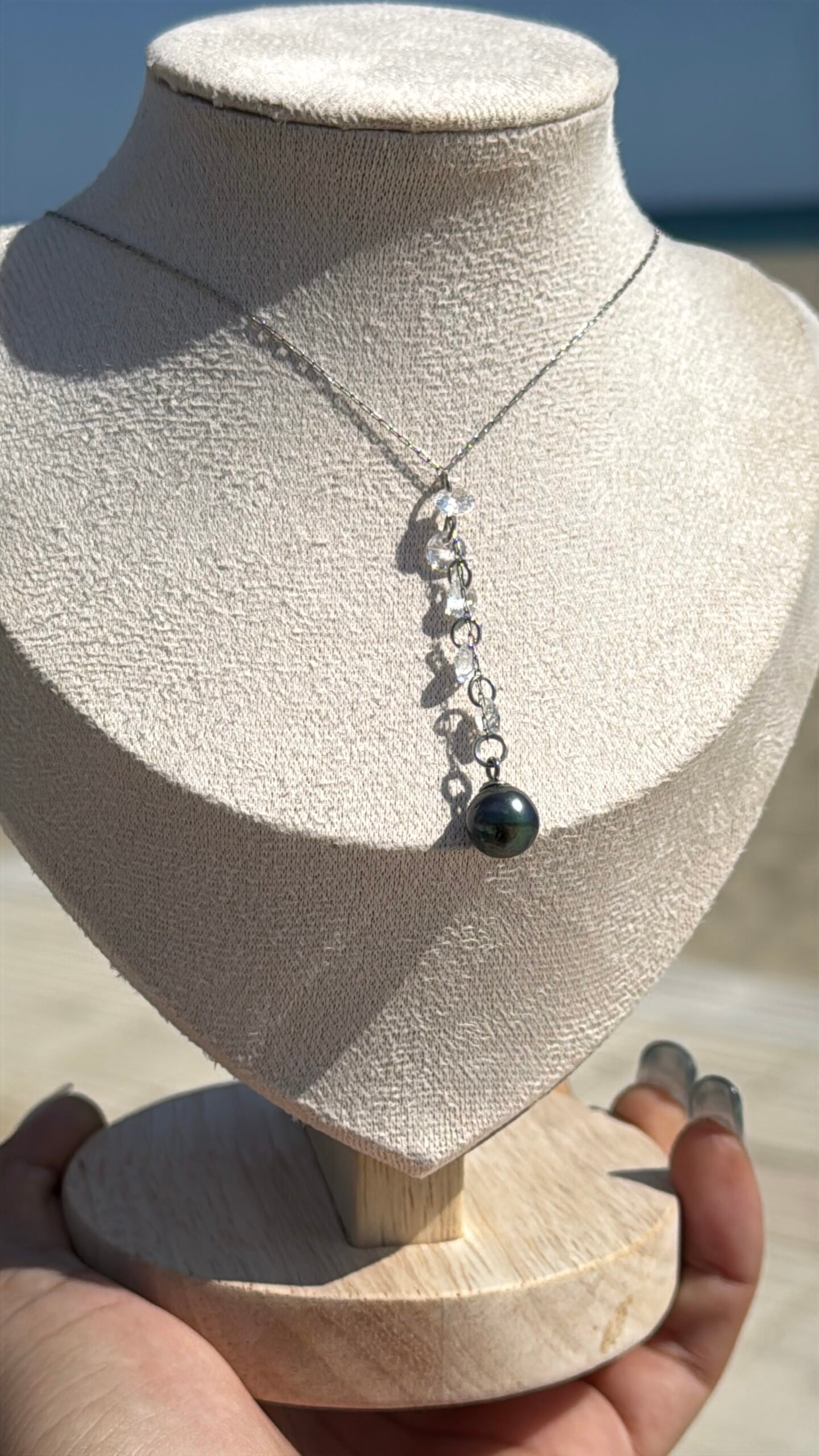 Collier Hoku en acier inoxydable argenté, oxydes de zirconium et sa perle de Tahiti